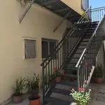 十字路口旅馆 *