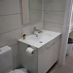 Cross Road Apartment *