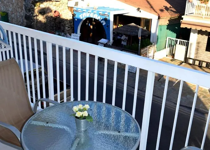 Cross Road Apartment *