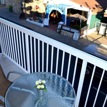 Cross Road Apartment *