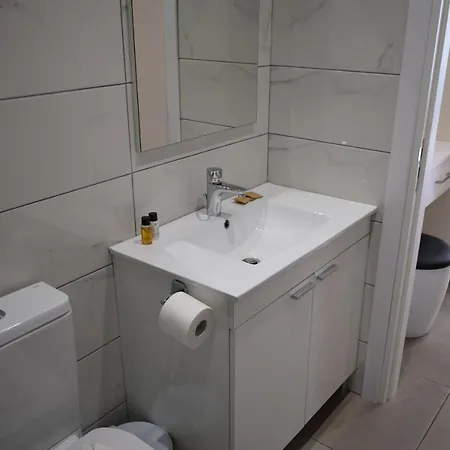 Cross Road Apartment *